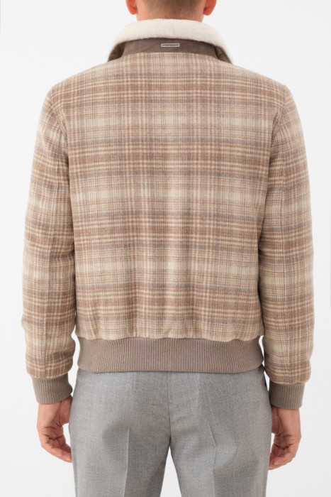 куртка  по цене 166000 руб вид справа