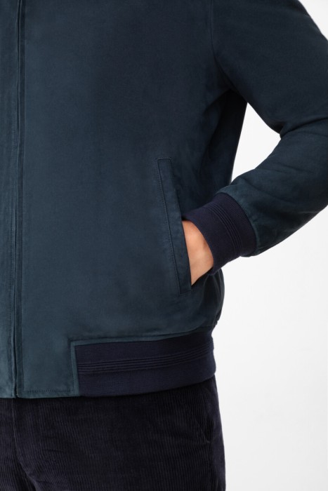 Товар синего цвета с внутренней стороны