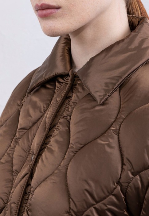 Товар коричневого цвета с внутренней стороны