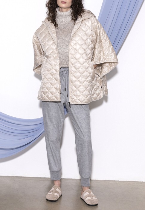 Товар бежевого цвета с внутренней стороны