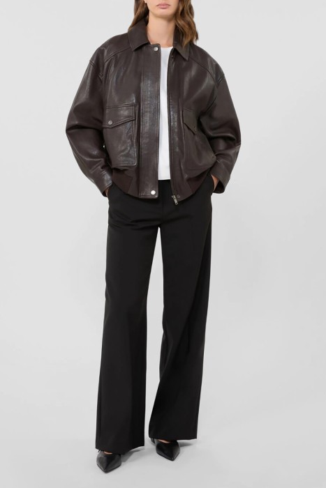 Товар коричневого цвета с внутренней стороны