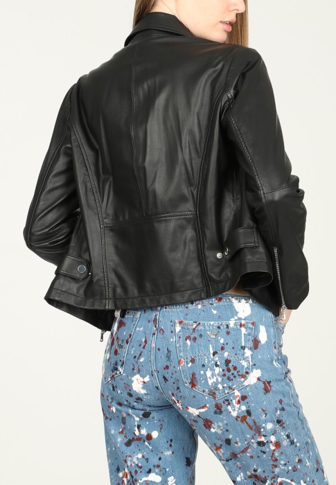 Товар черного цвета с внутренней стороны