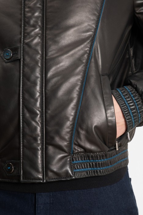 Товар черного цвета с внутренней стороны