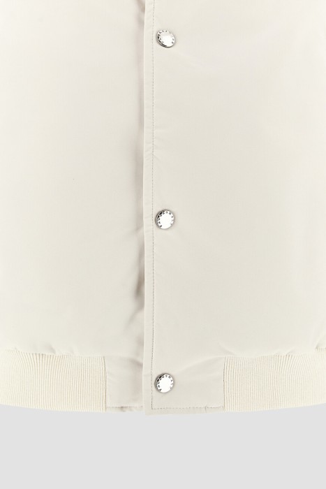 Товар белого цвета с внутренней стороны