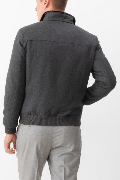 куртка  по цене 196000 руб вид справа