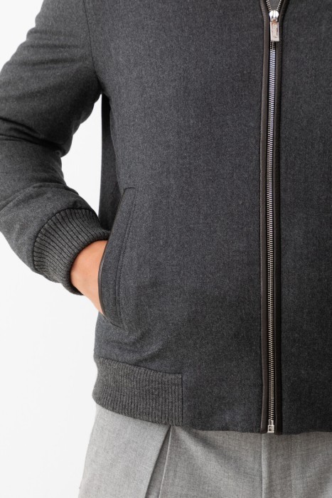 Товар серого цвета с внутренней стороны