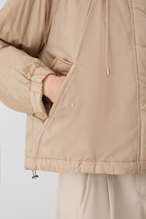 Товар бежевого цвета с внутренней стороны