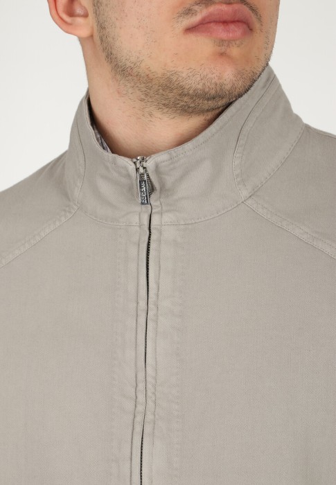 Товар бежевого цвета с внутренней стороны