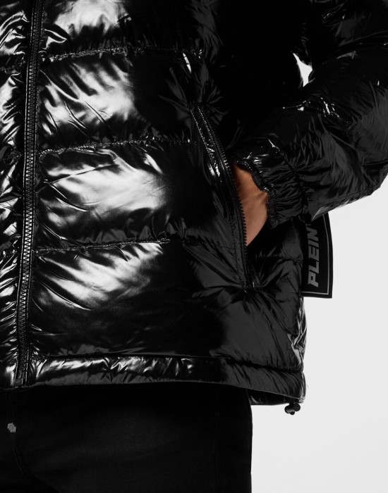 Товар черного цвета с внутренней стороны