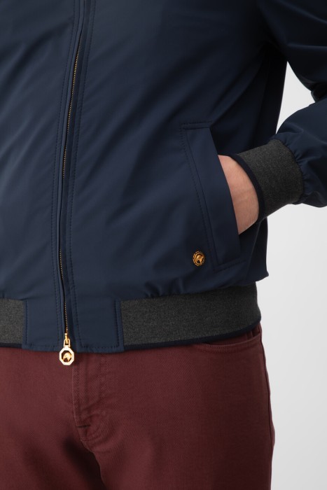 Товар синего цвета с внутренней стороны