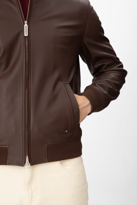 Товар коричневого цвета с внутренней стороны