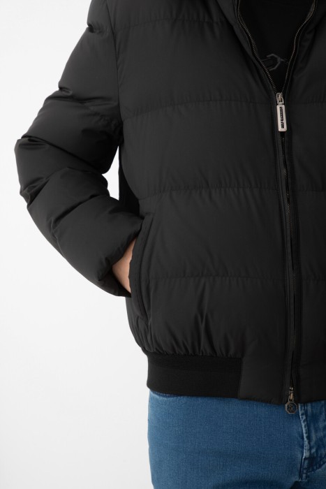 Товар черного цвета с внутренней стороны