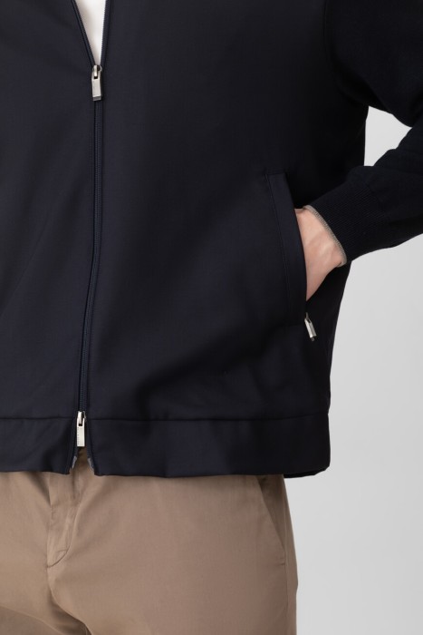 Товар синего цвета с внутренней стороны