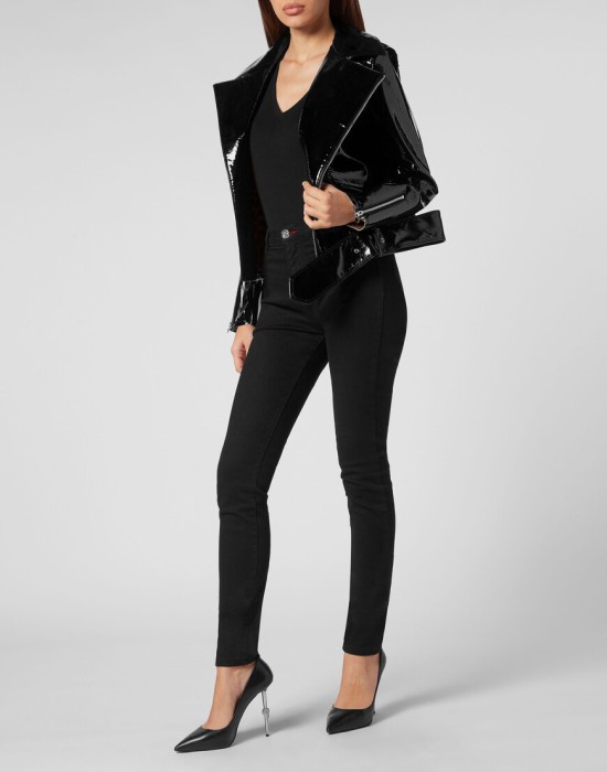 Товар черного цвета с внутренней стороны