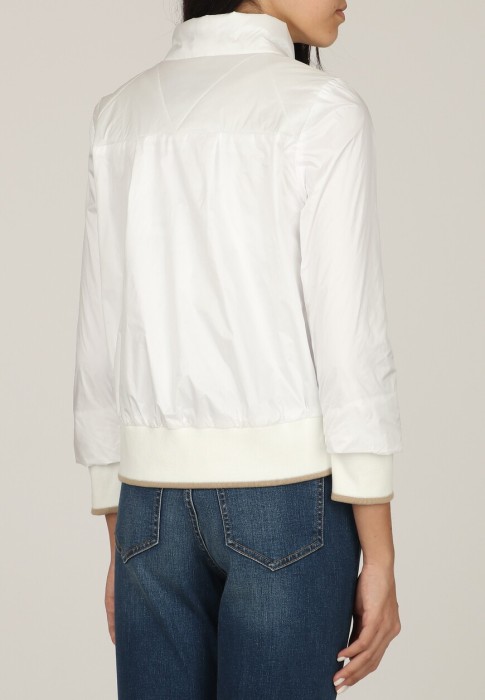 Товар белого цвета с внутренней стороны