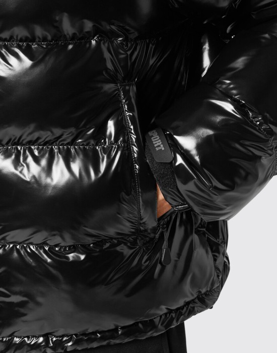 Товар черного цвета с внутренней стороны