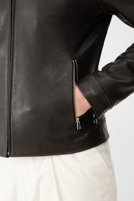 Товар черного цвета с внутренней стороны