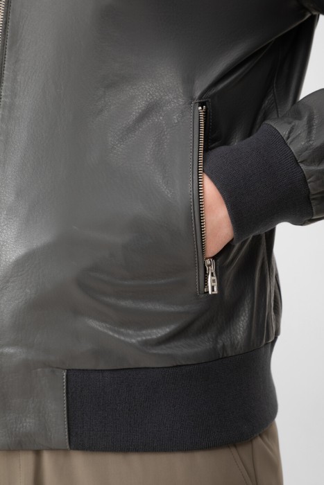 Товар серого цвета с внутренней стороны