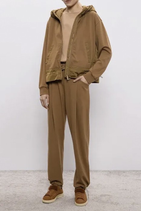 Товар коричневого цвета с внутренней стороны