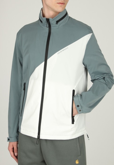 Товар голубого цвета с внутренней стороны