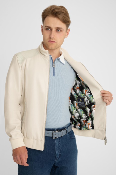 Товар белого цвета с внутренней стороны