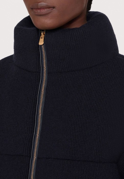 Товар синего цвета с внутренней стороны