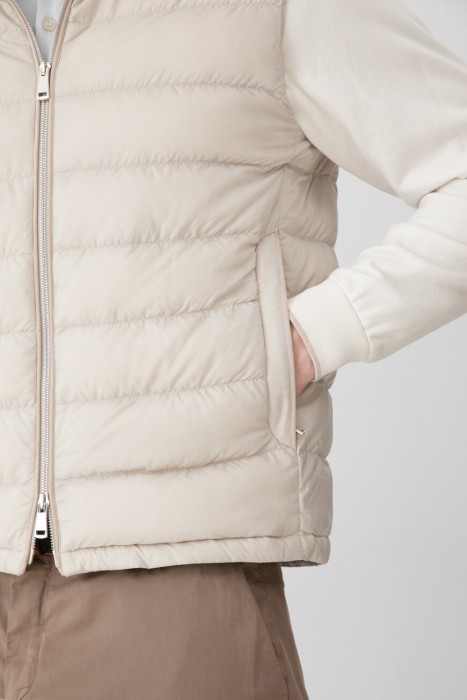 Товар бежевого цвета с внутренней стороны