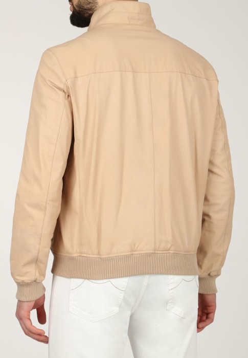 Товар бежевого цвета с внутренней стороны