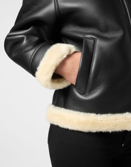 Товар черного цвета с внутренней стороны