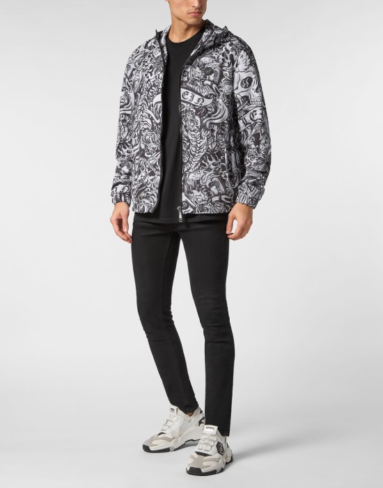 Товар черного цвета с внутренней стороны