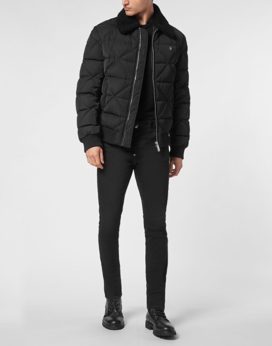 Товар черного цвета с внутренней стороны