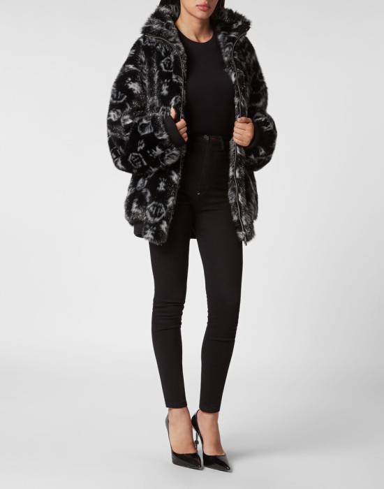 Товар черного цвета с внутренней стороны