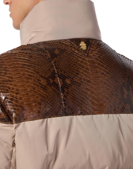 Товар бежевого цвета с внутренней стороны