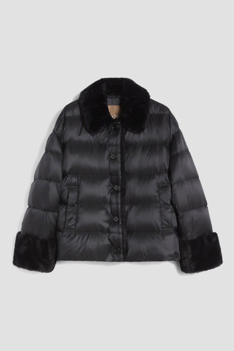 Товар черного цвета с внутренней стороны