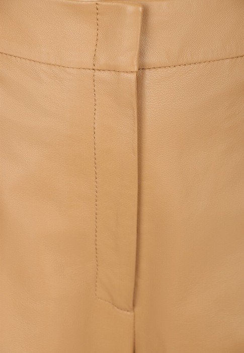 Товар коричневого цвета с внутренней стороны