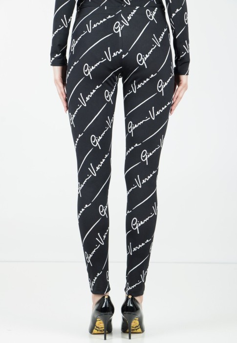 Товар черного цвета с внутренней стороны