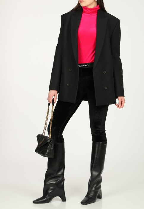 Товар черного цвета с внутренней стороны