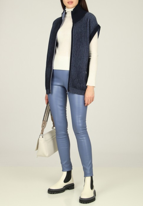 Товар синего цвета с внутренней стороны