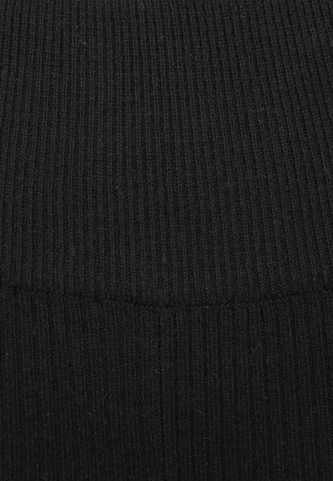 Товар черного цвета с внутренней стороны