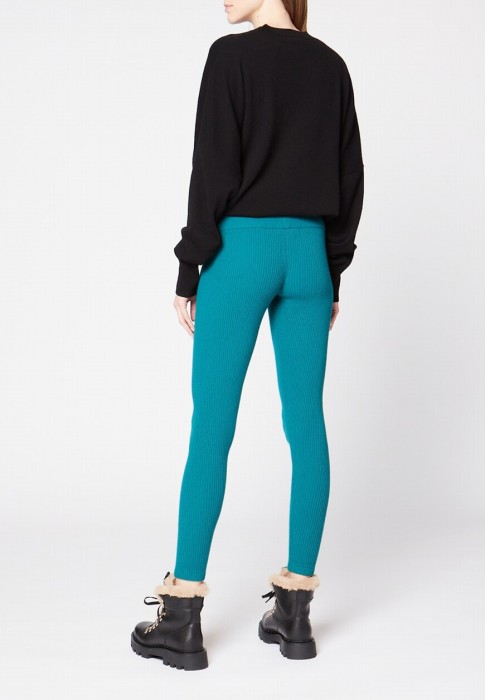 Товар зеленого цвета с внутренней стороны