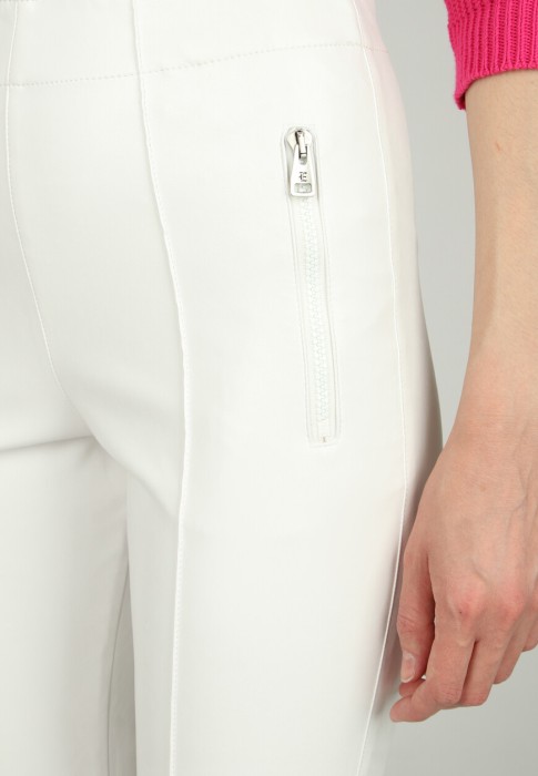 Товар белого цвета с внутренней стороны