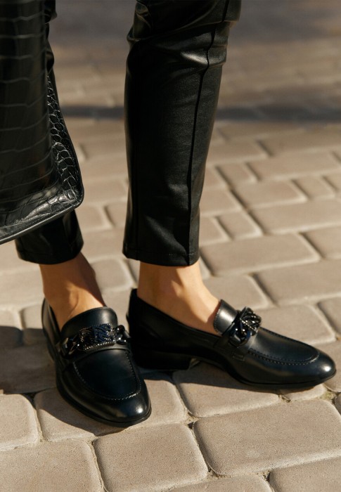 Товар черного цвета с внутренней стороны