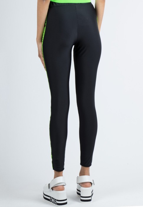 Товар черного цвета с внутренней стороны