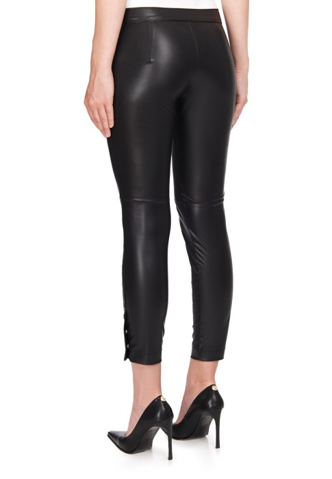 Товар черного цвета с внутренней стороны