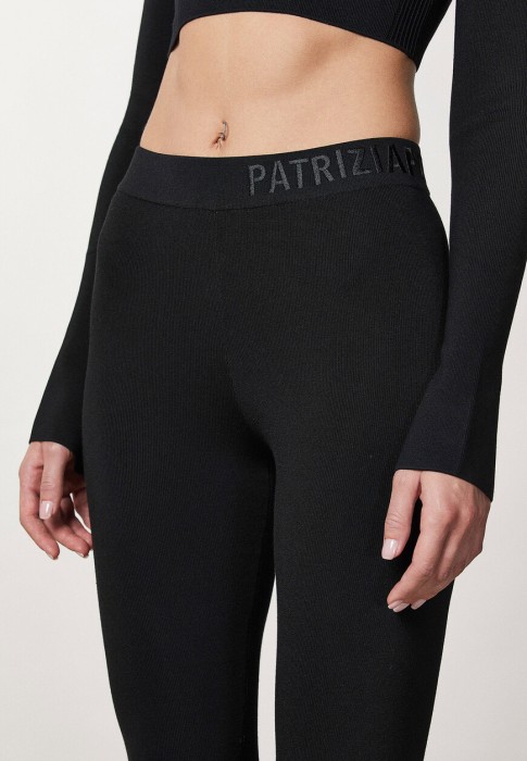 Товар черного цвета с внутренней стороны