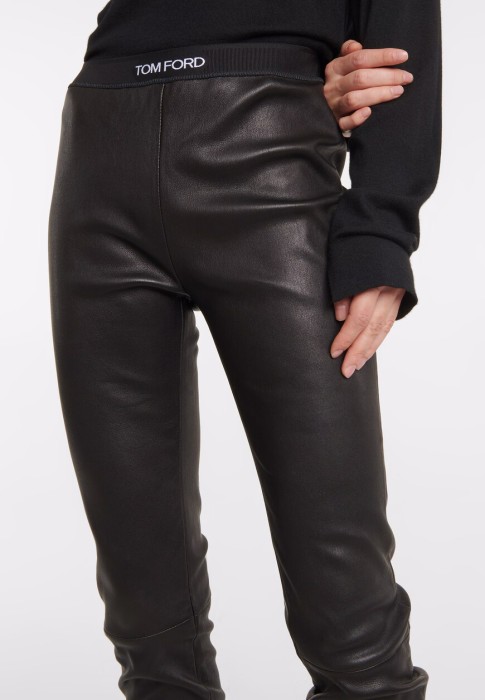 Товар черного цвета с внутренней стороны