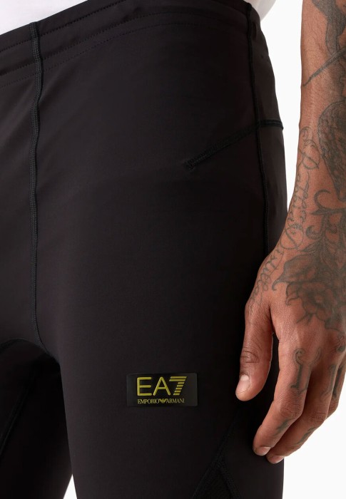 Товар черного цвета с внутренней стороны