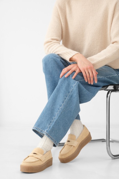 лоферы  по цене 30000 руб вид справа