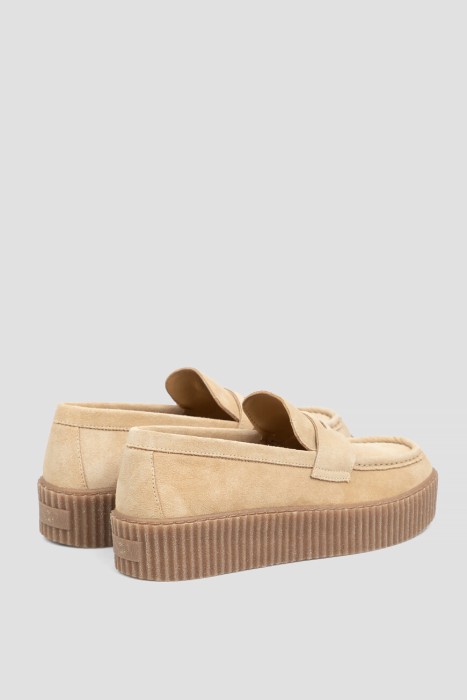 Товар бежевого цвета с внутренней стороны