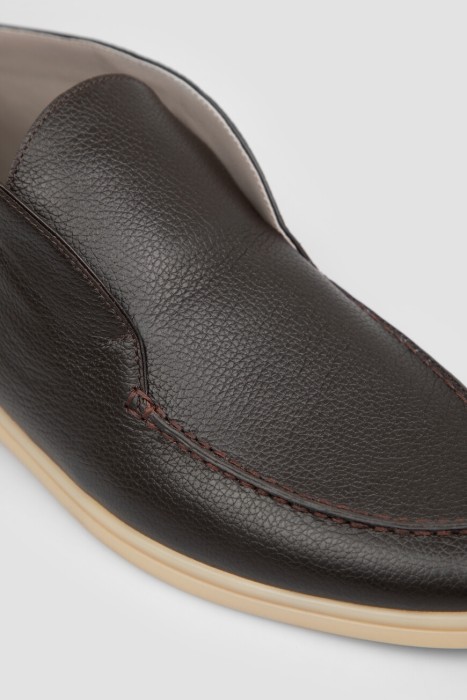 Товар коричневого цвета с внутренней стороны